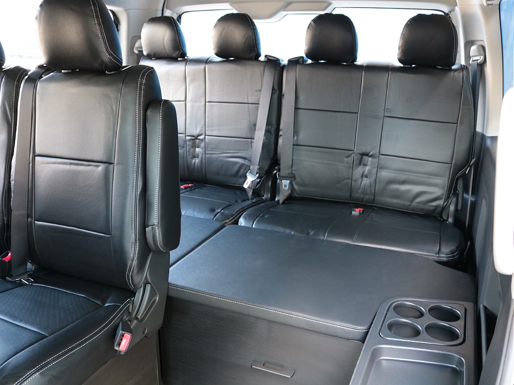 フロアに土台を設置してベッドマットを敷くだけでベッドスペースが出現♪マットの高さは4列目シートと合わせているので、広々としたフラットなベッドとして使うことができます！