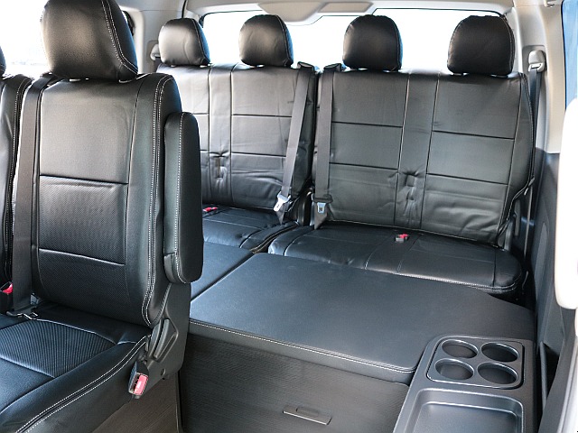 フロアに土台を設置してベッドマットを敷くだけでベッドスペースが出現♪マットの高さは4列目シートと合わせているので、広々としたフラットなベッドとして使うことができます！