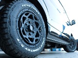 足元にはＦＬＥＸネクサストレイルＮＴ－１　１６インチアルミホイール＆ＴＯＹＯオープンカントリーＲＴを装着！