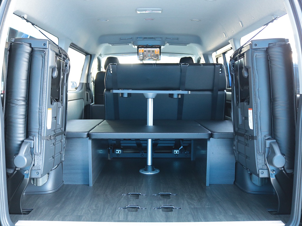 ４列目跳ね上げシートを跳ね上げるとラゲッジスペースとしてもお使い頂けます！