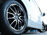 足元には新品のＦＬＥＸデルフ０２１８インチアルミホイール＆トーヨーＨ３０タイヤを装着！