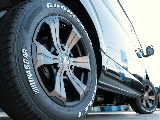 足元にはＦＬＥＸバルベログランデ１７インチアルミホイール＆グッドイヤーナスカータイヤを装着！