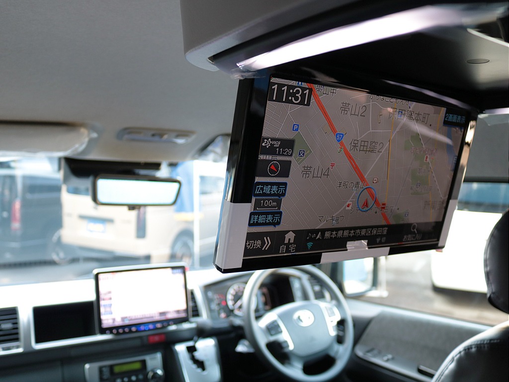 １２．８インチ大型フリップダウンモニター付き♪長時間のドライブもこれで退屈しませんね♪