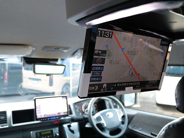 １２．８インチ大型フリップダウンモニター付き♪長時間のドライブもこれで退屈しませんね♪