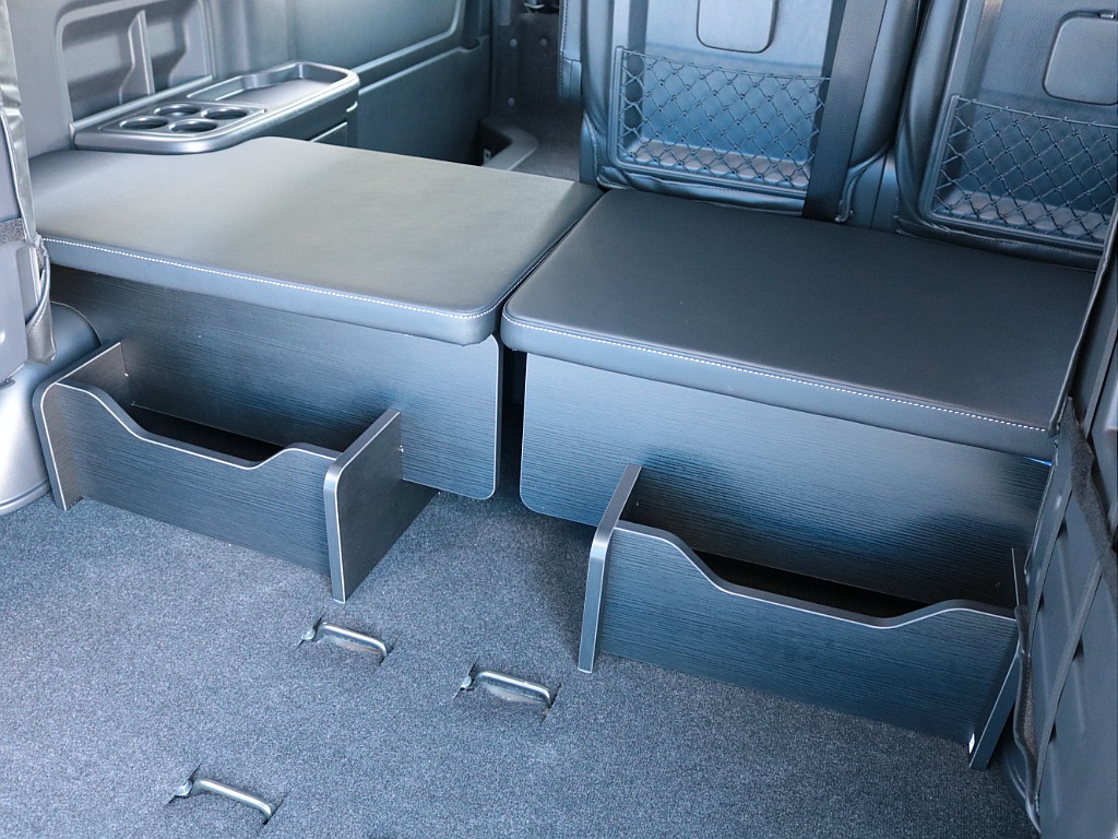 フロアに土台を設置してベッドマットを敷くだけでベッドスペースが出現♪マットの高さは4列目シートと合わせているので、広々としたフラットなベッドとして使うことができます！