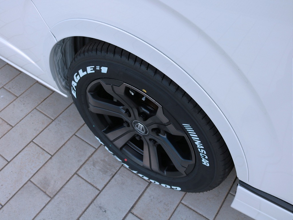 ダウンルックにも効果的なＦＬＥＸオーバーフェンダーでよりスタイリッシュに仕上がりに！