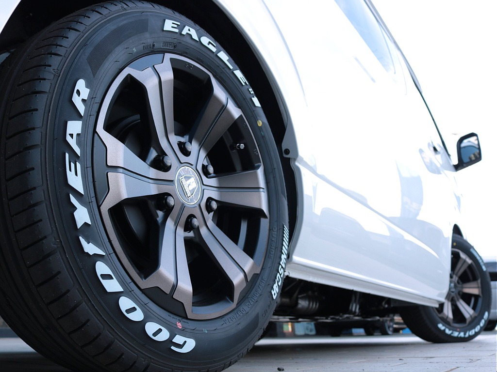 足元にはＦＬＥＸバルベログランデ１７インチアルミホイール＆グッドイヤーナスカータイヤを装着！