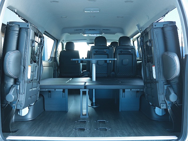 ４列目純正跳ね上げシート！跳ね上げると、ラゲッジスペースとしてもお使い頂けます！