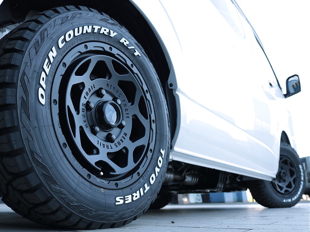 足元にはＦＬＥＸネクサストレイルＮＴ－１　１６インチアルミホイール＆ＴＯＹＯオープンカントリーＲＴを装着！