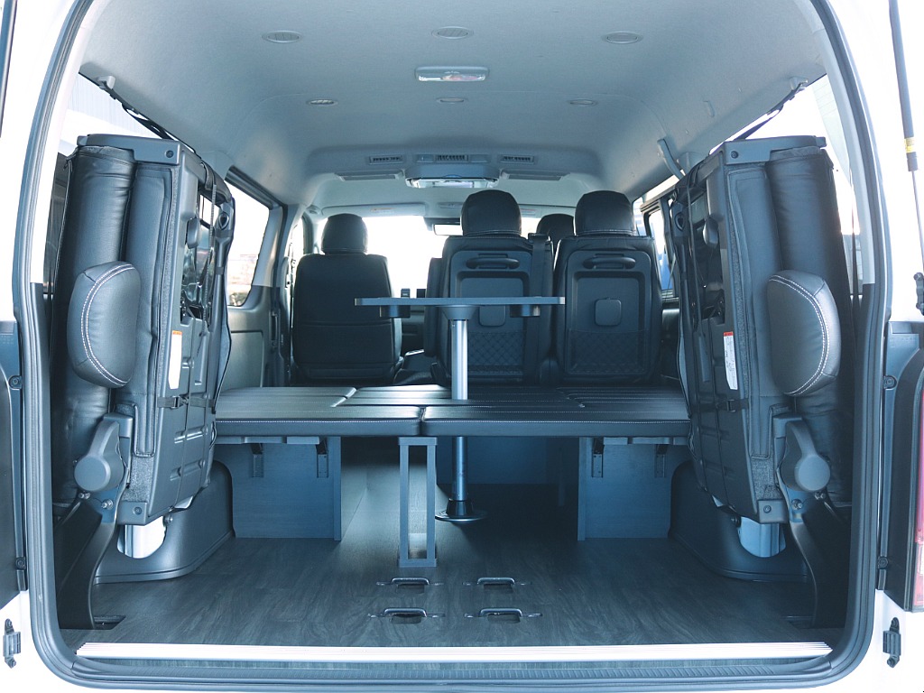 ４列目純正跳ね上げシート！跳ね上げると、ラゲッジスペースとしてもお使い頂けます！