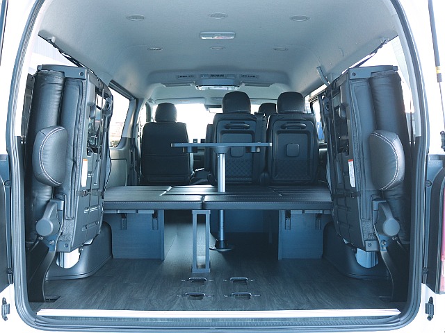 ４列目純正跳ね上げシート！跳ね上げると、ラゲッジスペースとしてもお使い頂けます！