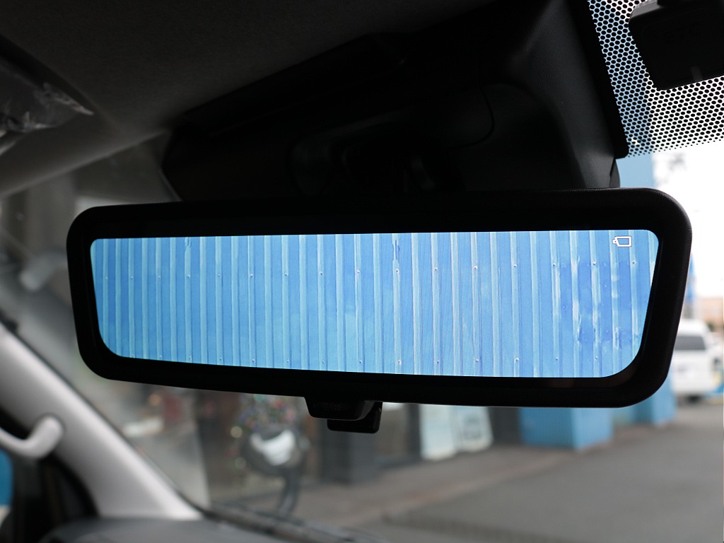 新車オプションのデジタルインナーミラーも完備！