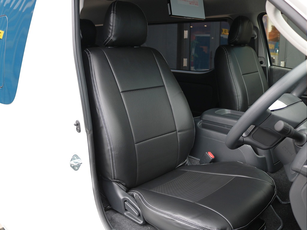 全席ブラックレザー調シートカバー！シートカバー付きでお手入れも楽になりますよ♪