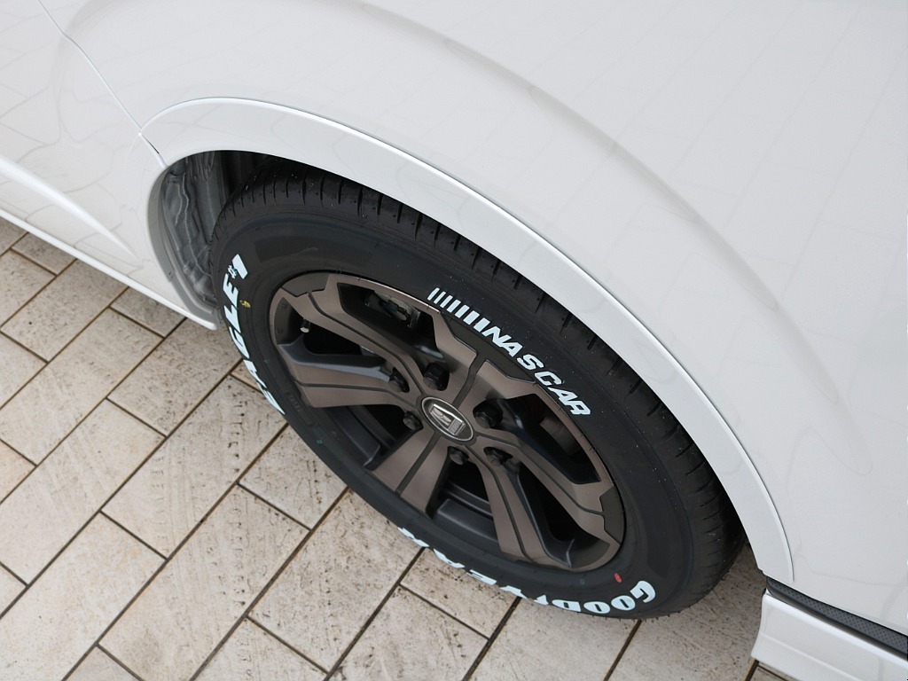 ダウンルックにも効果的なＦＬＥＸオーバーフェンダーでよりスタイリッシュに仕上がりに！