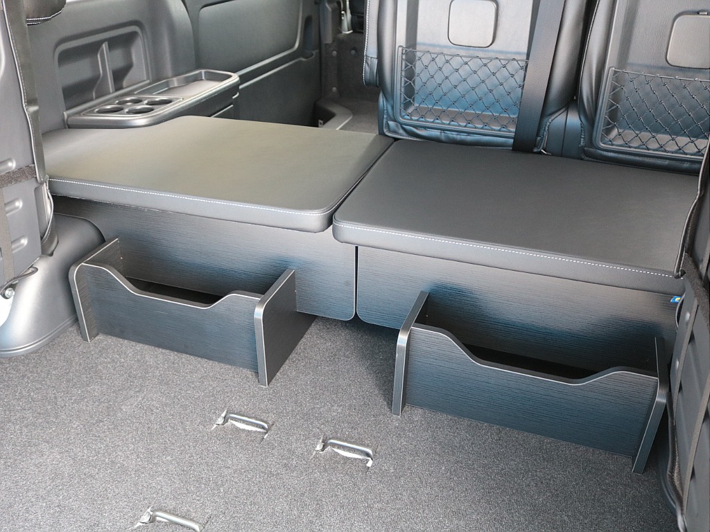 フロアに土台を設置してベッドマットを敷くだけでベッドスペースが出現♪マットの高さは4列目シートと合わせているので、広々としたフラットなベッドとして使うことができます！