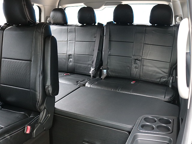 フロアに土台を設置してベッドマットを敷くだけでベッドスペースが出現♪マットの高さは4列目シートと合わせているので、広々としたフラットなベッドとして使うことができます！