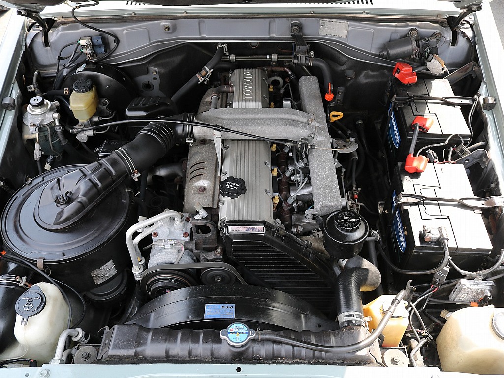 エンジンルームの状態も良好です！