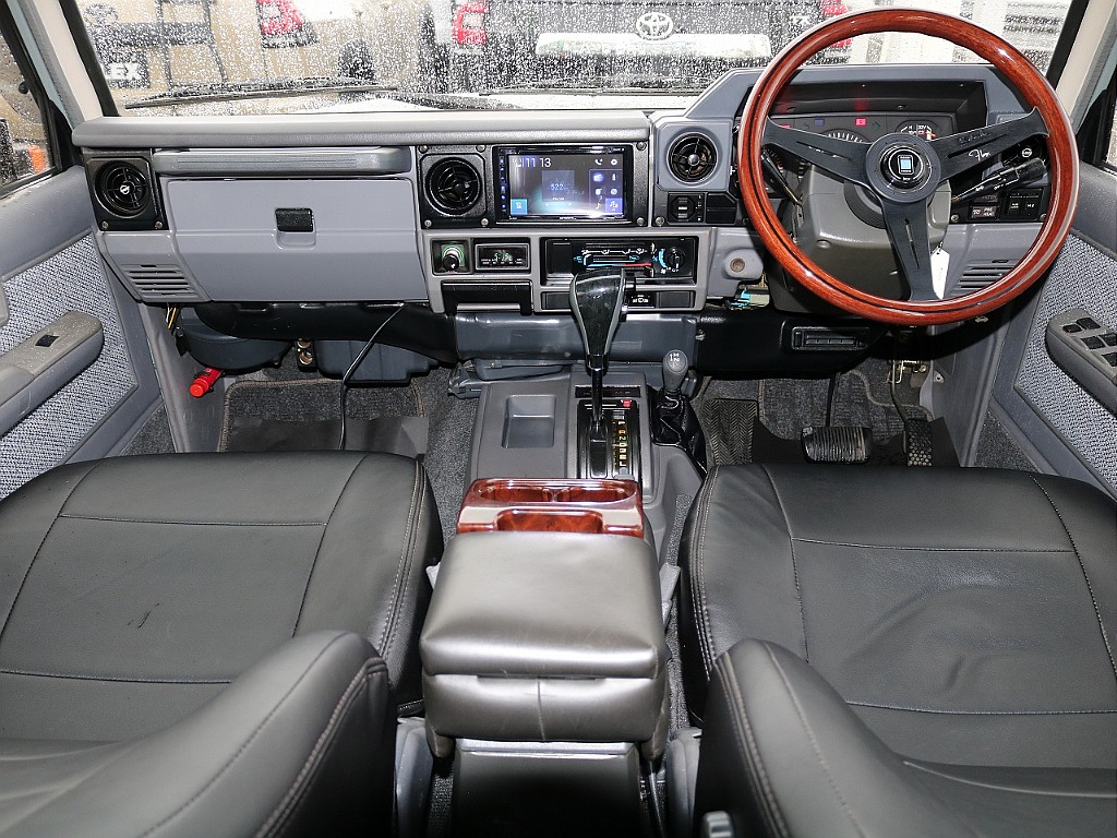 旧車らしいコックピットが魅力的ですね！