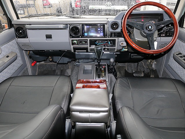 旧車らしいコックピットが魅力的ですね！