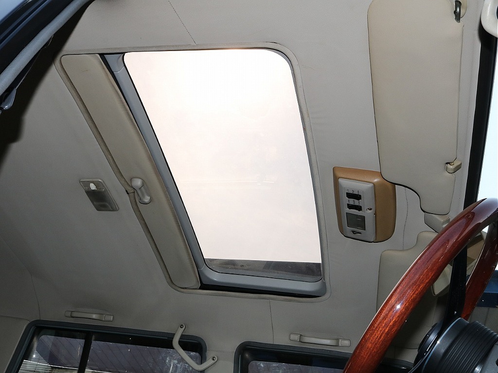 サンルーフも開閉可能となります！