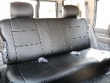 後席も黒革調シートカバー付き！