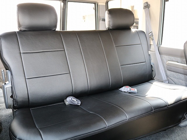 後席も黒革調シートカバー付き！