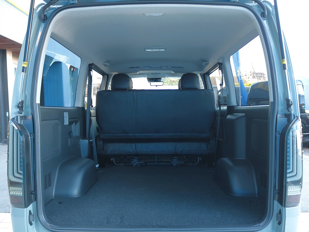 ハイエースならではの広大なラゲッジスペースをご活用ください！ベッドキットの装着もオススメです！