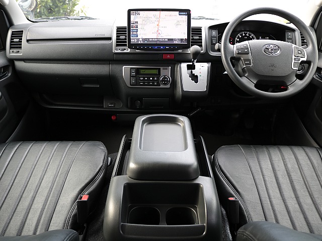 登録済み未使用車　ハイエースＶ　スーパーＧＬ　アースカラーパッケージ「カーキ」　２８００ｃｃ　ディーゼル２ＷＤ　両側パワースライドドア付き　ＦＬＥＸ新品パーツで内外装カスタムしました！