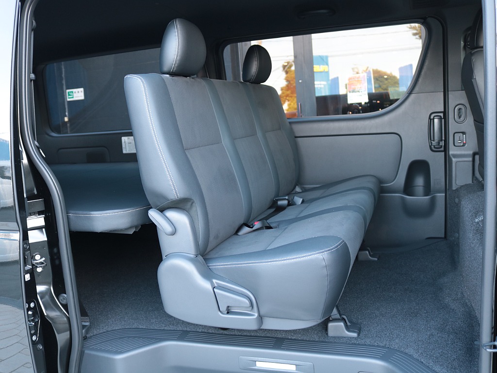 セカンドシート　２段階調整式スライド・リクライニングも可能です！