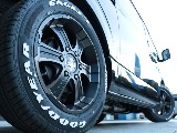 足元はＦＬＥＸバルベロディープス１７インチアルミホイール＆グッドイヤーナスカータイヤの組み合わせ！