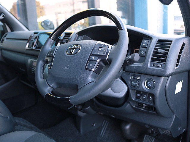 特別装備　マホガニー調黒木目コンビハンドル！各所黒木目マホガニー調加飾＆ダークシルバー加飾！