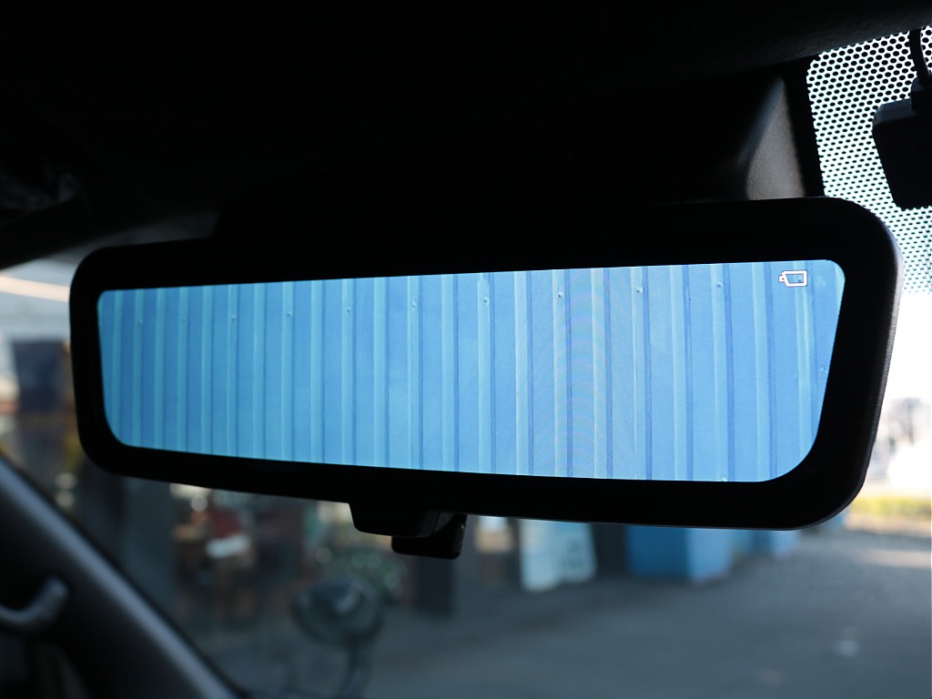 メーカーオプションのデジタルインナーミラーももちろん完備！