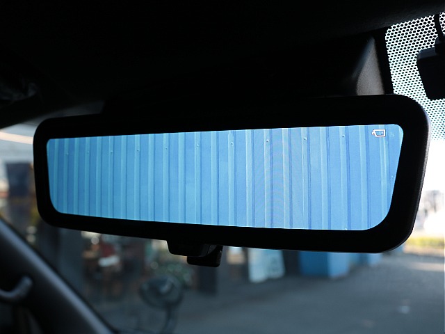 メーカーオプションのデジタルインナーミラーももちろん完備！