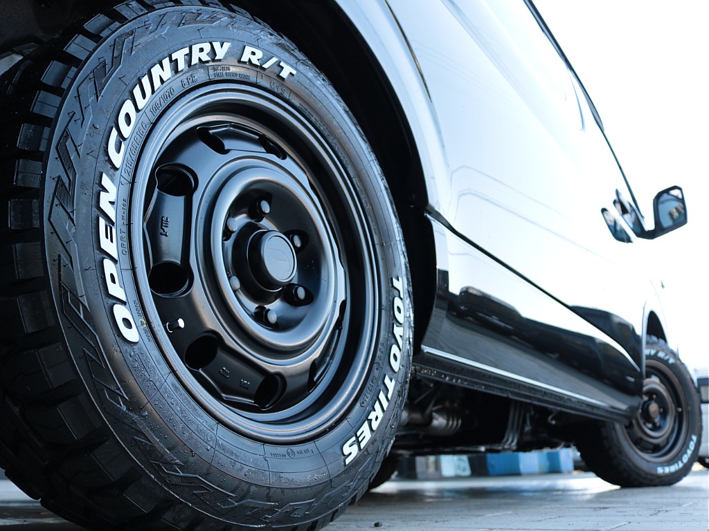 足元にはＦＬＥＸＰａｗ１６インチアルミホイール＆ＴＯＹＯオープンカントリーＲＴタイヤをセット！