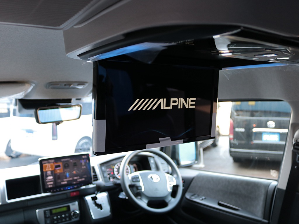 フロントはアルパイン１１インチフローティングナビ！リアにもアルパイン１２．８インチ大型フリップダウンモニター付き♪長時間のドライブもこれで退屈しませんね♪
