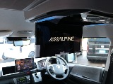 フロントはアルパイン１１インチフローティングナビ！リアにもアルパイン１２．８インチ大型フリップダウンモニター付き♪長時間のドライブもこれで退屈しませんね♪