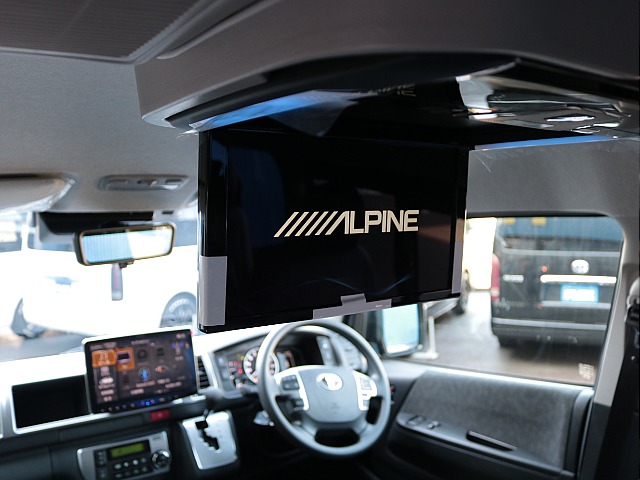 フロントはアルパイン１１インチフローティングナビ！リアにもアルパイン１２．８インチ大型フリップダウンモニター付き♪長時間のドライブもこれで退屈しませんね♪