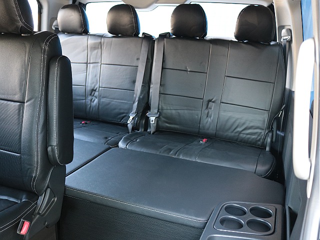 フロアに土台を設置してベッドマットを敷くだけでベッドスペースが出現♪マットの高さは4列目シートと合わせているので、広々としたフラットなベッドとして使うことができます！