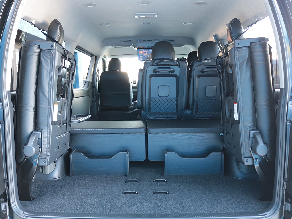 ４列目シートを跳ね上げると、広大なラゲッジスペースとしてもお使い頂けます！やっぱり通常のシートパターンも使い易いですよね♪