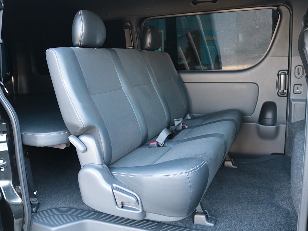 セカンドシートは２段階調整式スライド・リクライニングも可能です！