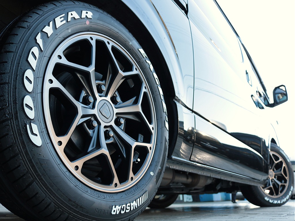 足元は新品ＦＬＥＸバルベロＨＥＸ１７インチアルミホイール＆グッドイヤーナスカータイヤの組み合わせ！