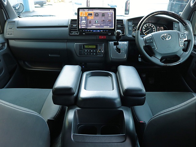 令和４年式　ハイエースＶ　スーパーＧＬ　特別仕様車「ダークプライムⅡ」　２８００ｃｃ　ディーゼル　２ＷＤ　両側パワースライドドア付き　走行５４，５００ｋｍ