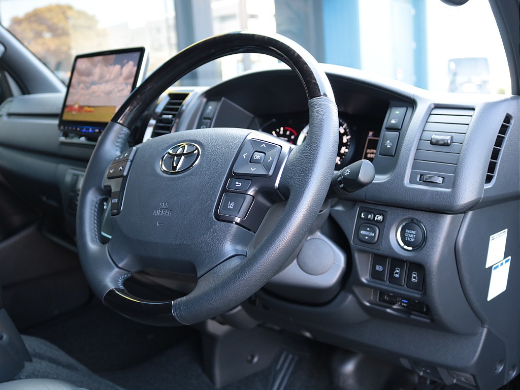 特別装備　マホガニー調黒木目コンビハンドル！各所黒木目マホガニー調加飾＆ダークシルバー加飾！両側パワースライドドア付きの１台です！