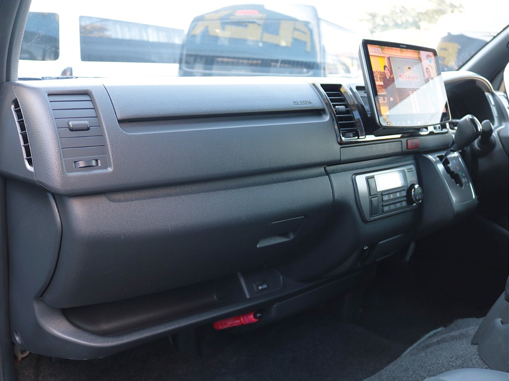 フルセグＳＤナビ・ＥＴＣも完備！助手席エアバッグや１００Ｖ電源コンセントも完備しております！