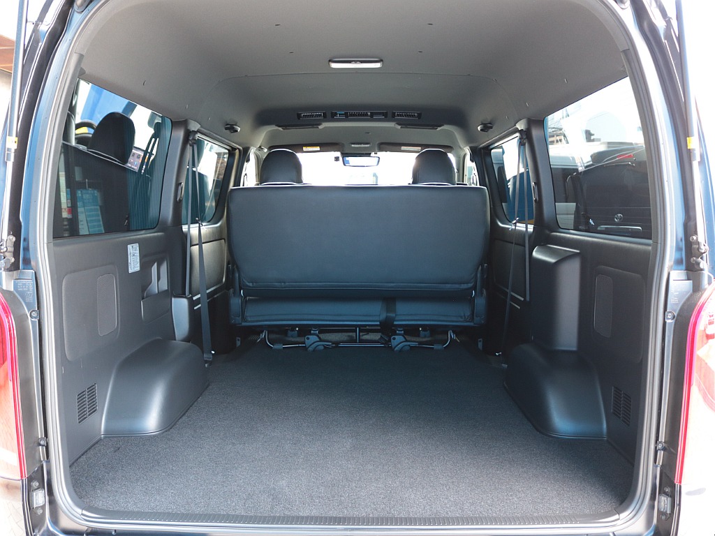 ハイエースならではの広大なラゲッジスペース！ベッドキットの装着もオススメです！