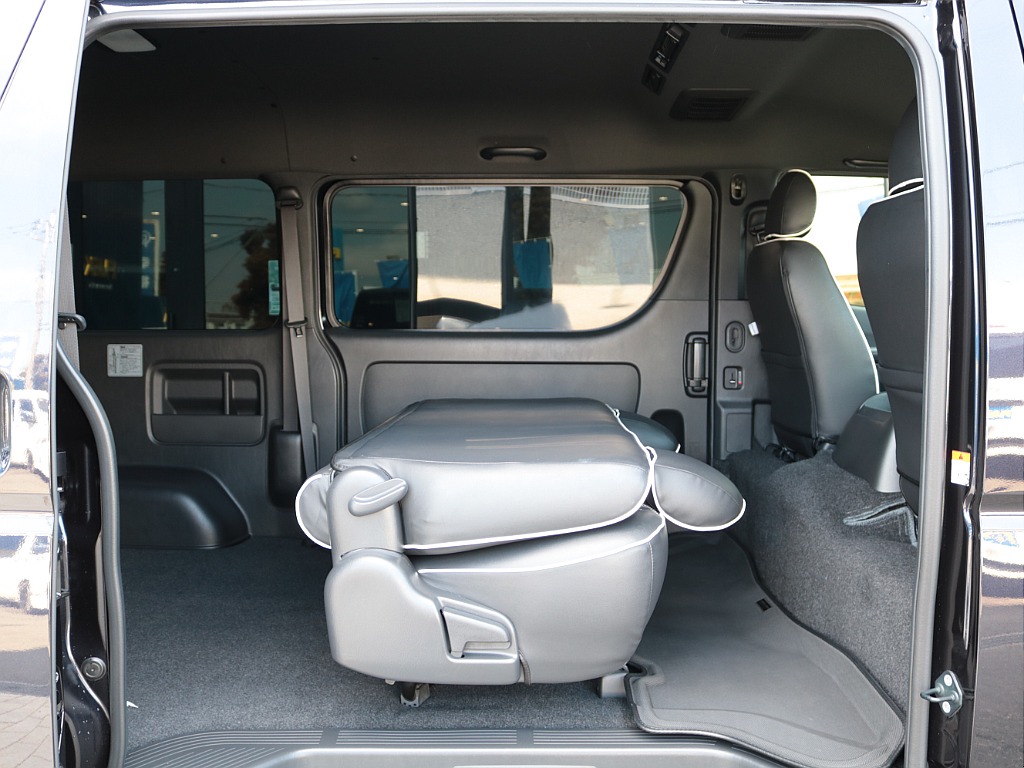 シートアレンジでセカンドシートは跳ね上げ可能です！