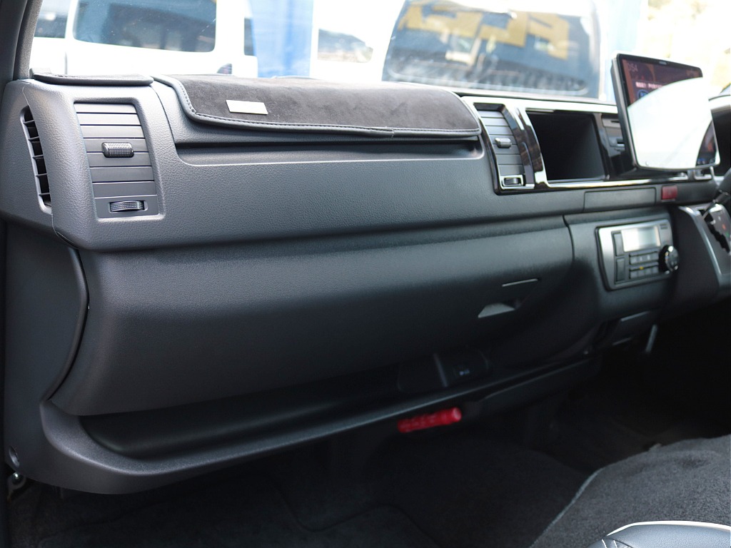 助手席エアバッグ・ＡＣ１００Ｖコンセントも完備しております！インパネ周りの程度も良好です♪