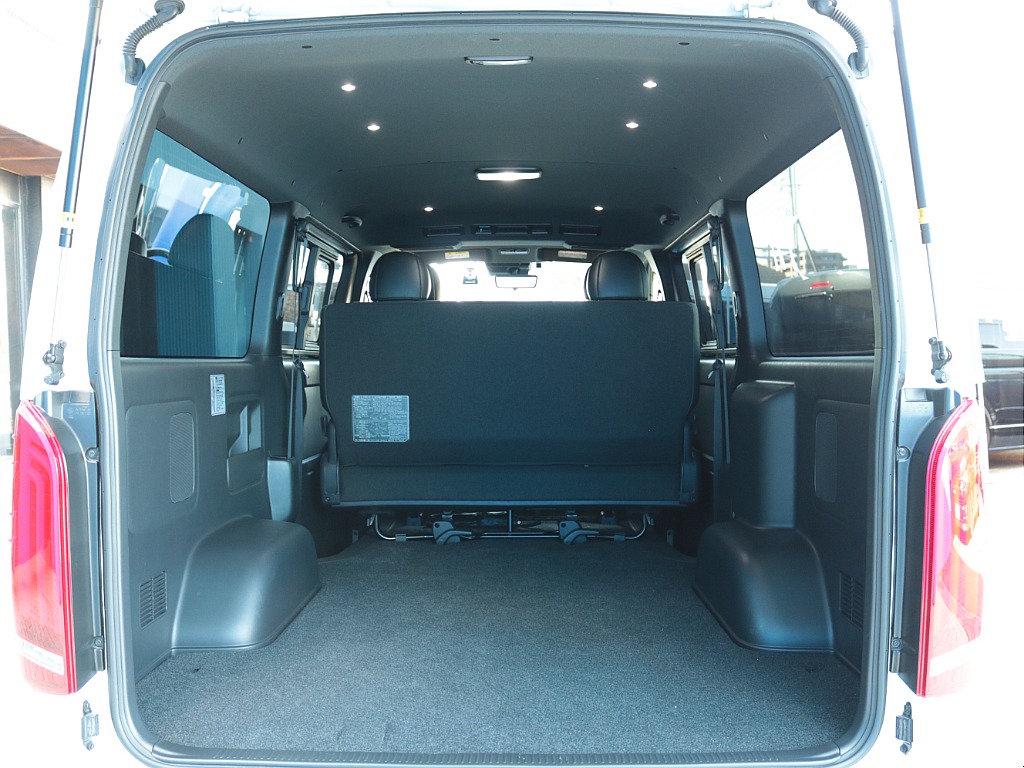 ハイエースならではの広大なラゲッジスペース！ベッドキットの装着もオススメです！
