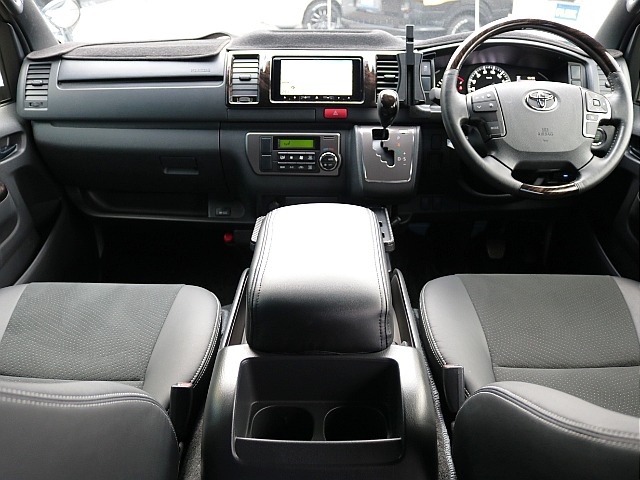 令和５年式　ハイエースＶ　スーパーＧＬ　特別仕様車「ダークプライムⅡ」　２０００ｃｃ　ガソリン　２ＷＤ　スライドドア小窓付き　ＴＳＳレス　走行１８,９５０km