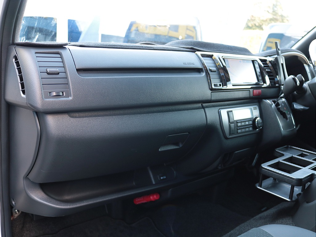 助手席エアバッグ・ＡＣ１００Ｖコンセントも完備しております！インパネ周りの程度も良好です♪